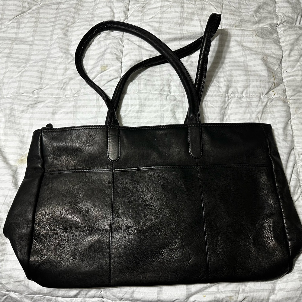 Clava Elegant Black Leather Shoulder Bag with Structured Design